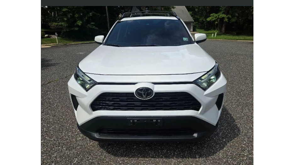 2025 Toyota RAV4 XLE Low Kilometers