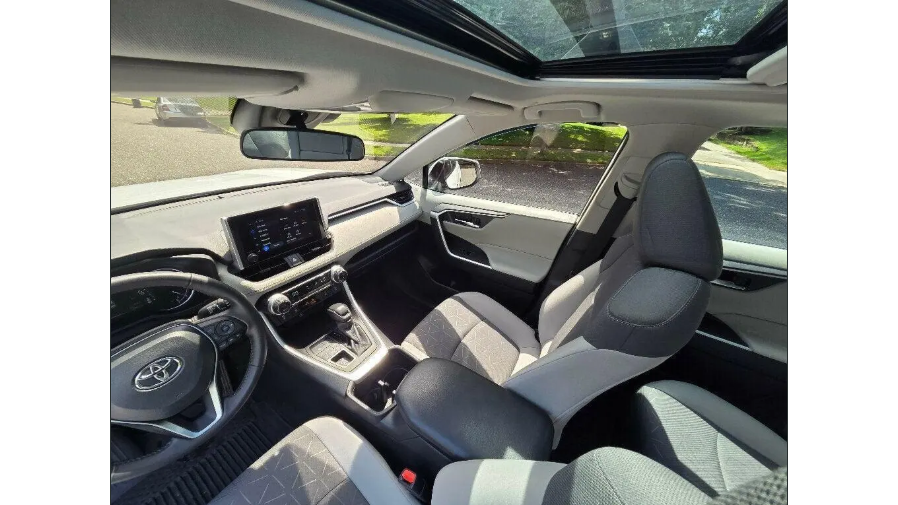 تویوتا RAV4 XLE مدل 2025 با کیلومتر کم